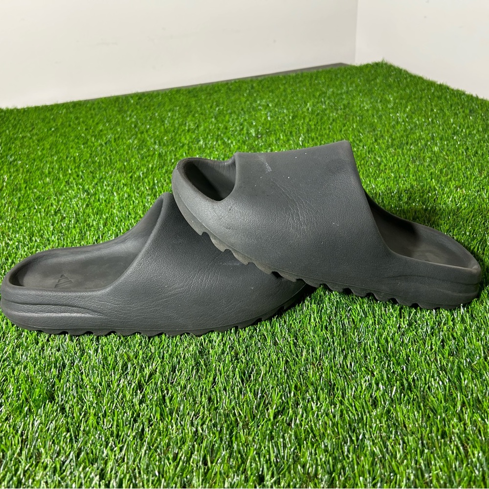 Yeezy Slide Onyx size 11 Read Description
